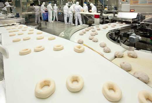 파리바게뜨 평택공장에서 성형과자 반죽이 쉼없이 생산라인을 따라 공정을 거치고 있다. 매일 33개 라인에서 하루 최대 350만개(400t)의 제품이 쏟아진다.