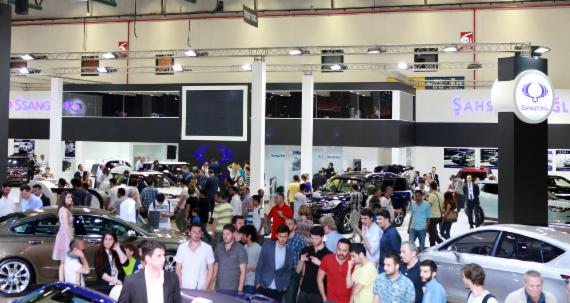 터키 이스탄불 투얍 컨벤션 센터에서 25일(현지시간) '2015 이스탄불모터쇼'가 열렸다. 유럽을 대표하는 이 모터쇼에는 세계 각국의 37개 브랜드, 500여개의 모델이 전시될 예정이다. 관람객들이 현대자동차 부스에 마련된 차를 유심히 지켜보고 있다.