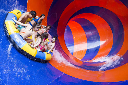 짜릿한 슬라이드, 일렁이는 파도.. 여름이 좋다
