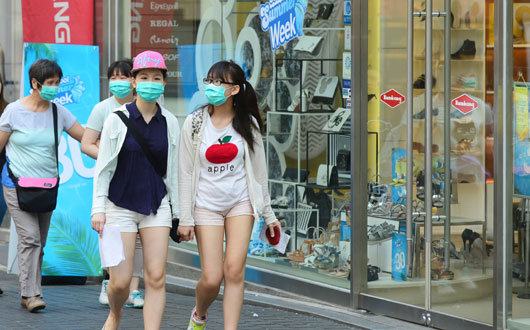 중동호흡기증후군(메르스)의 확산 우려가 커지는 가운데 2일 서울 명동거리에서 마스크를 착용한 외국인 관광객들이 걸어가고 있다. 사진=김범석 기자
