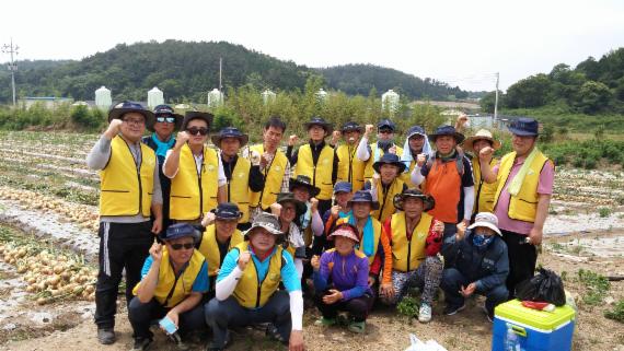 해양수산부 서해어업관리단은 본격적인 영농철을 맞아 일손 부족으로 어려움을 겪고 있는 농가를 지난 9일 방문, 재능기부 봉사활동을 했다고 10일 밝혔다. 직원들이 기념 촬영을 하고 있다.