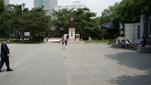 중동호흡기증후군(메르스) 확산세가 좀처럼 꺾이지 않는 가운데 지난 17일 오전 '노인들의 천국'으로 불리는 서울 종로 탑골공원이 한산한 모습을 보이고 있다.