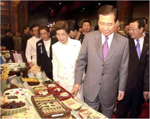 서울세계음식박람회 개최 파이낸셜뉴스와 한국조리사회중앙회가 주관하고 문화관광부, 한국관광공사가 공동 주최한 '2001 서울세계음식박람회'가 2001년 6월 28일 서울 삼성동 코엑스에서 열렸다. 당시 박람회장을 찾은 김대중 대통령이 전시장을 둘러보고 있다.