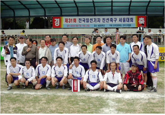 전국일선기자 축구대회서 3위 파이낸셜뉴스는 2003년 5월 17일 한국기자협회 주최 '서울지역 일선기자 친선축구대회'에서 3위에 올랐다. 서울지역의 신문.방송사 38개팀이 참가한 가운데 파이낸셜뉴스는 강호들을 잇따라 물리치면서 돌풍을 일으켰다. 당시 대회에 참가한 선수들이 유니폼을 입은 채 포즈를 취하고 있다.