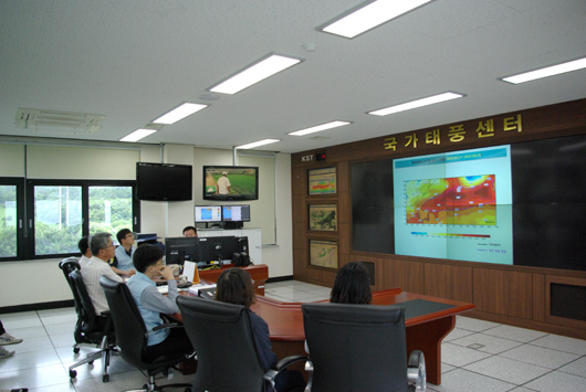 기상청 국가태풍센터 예보관들이 아침브리핑을 통해 태풍의 발생 가능성에 대해 토론을 벌이고 있다. 사진=윤경현 기자