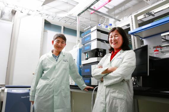 슈퍼 미생물을 개발한 UNIST 이성국 교수(왼쪽)와 유영신 연구원(오른쪽)이 활짝 웃고 있다.
