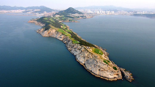 황금바위 위에 자리잡은 웨이하이포인트 호텔&골프리조트 5번홀 전경. 발해만으로 1.8㎞가량 길게 뻗은 곶에 위치한 이 골프장은 금호아시아나그룹이 2006년 인수해 2년여 리모델링을 거쳐 세계 최고의 링크스 코스로 거듭났다.