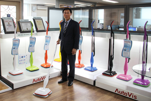 최태웅 경성오토비스 대표가 서울 서초동 본사에서 자동 물걸레 청소기 '오토비스' 앞에서 포즈를 취하고 있다.
