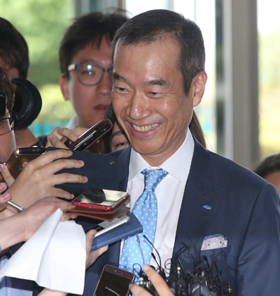 "주주들께 감사합니다" 최치훈 삼성물산 건설부문 대표이사 사장이 17일 오전 서울 강남대로 aT센터에서 열린 제일모직과의 합병계약 안건 관련 임시 주주총회를 끝낸 직후 취재진의 질문을 받으며 환하게 웃고 있다. 사진=김범석 기자