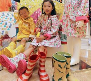 롯데월드몰서 레인코트 골라요