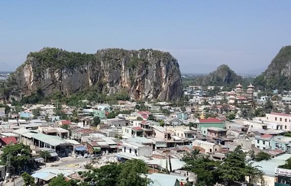 다낭 시내에서 약 10분 거리에 있는 대리석산 '마블 마운틴'. 이곳 주변 도로를 지날 때면 대리석으로 만든 갖가지 석상들이 끝없이 즐비한 모습을 볼 수 있다.