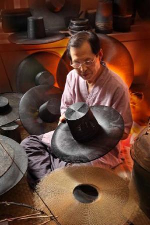 중요무형문화재 제4호 '갓일' 정춘모 보유자