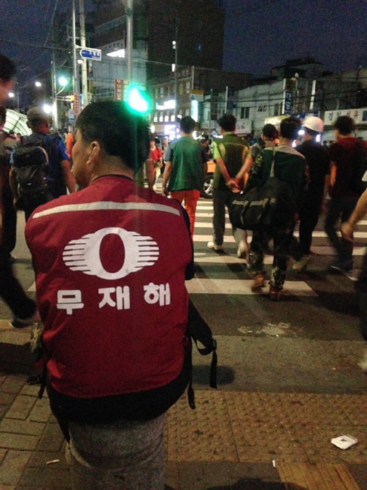 서울 7호선 남구로역 인근 인력사무소를 찾은 사람들이 새벽부터 일자리를 구하기 위해 주변을 배회하고 있다. 사진=안태호 수습기자