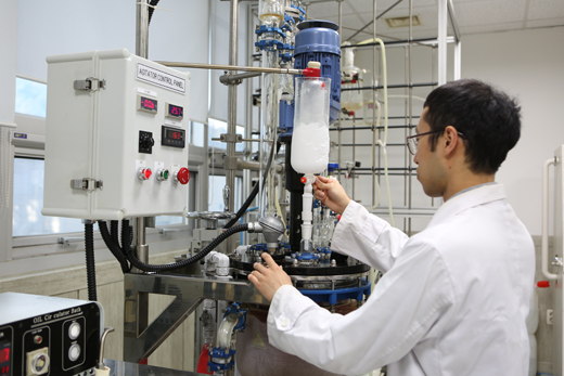 충남 금산군 추부면 리켐 부설연구소에서 한 연구원이 리튬 2차전지 전해액 관련 시험을 하고 있다.