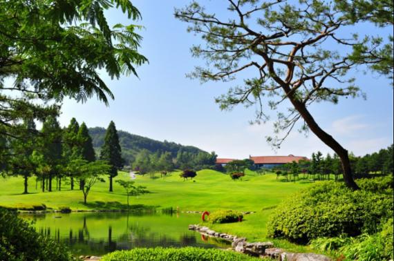 ▲동코스 10번홀에서 바라본 경기도 용인 아시아나CC 클럽하우스. 1993년에 36홀 회원제로 개장한 이 골프장은 한국 골프장 역사의 한 획을 긋는 전화점이 되었다는 평가를 받고 있다.