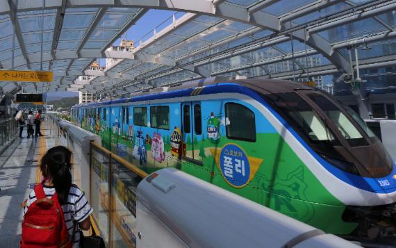 어린이 승객들에게 많은 호응을 얻고 있는 인기만화 캐릭터 '로보카 폴리' 래핑 열차.