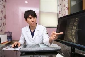 여름방학 청소년 허리건강 적신호 … 척추측만증 잡는 슈로스 교정이란?