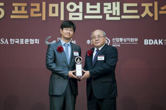 한국표준협회가 주관한 '2015프리미엄브랜드지수'에서 3년연속 1위를 차지한 팅크웨어의 김태현 부장(왼쪽)이 백수현 한국표준협회 회장으로부터 수상 후 기념촬영을 하고 있다.