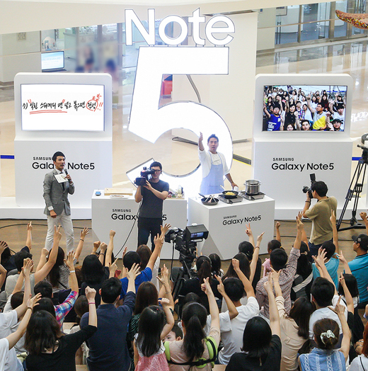 삼성전자가 '갤럭시 노트5' 출시를 기념해 20일부터 30일까지 서울 삼성동 코엑스몰에서 대규모 소비자 체험 행사 '노트5 로드'를 진행한다. 셰프 샘킴과 함께 하는 '노트5 클래스'가 진행되는 모습