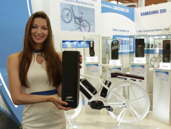 26일 독일에서 개막한 세계 최대 자전거 전시회 유로바이크 2015에 참가한 삼성SDI의 전시 부스에서 모델이 500Wh 고용량 배터리 팩을 소개하고 있다.