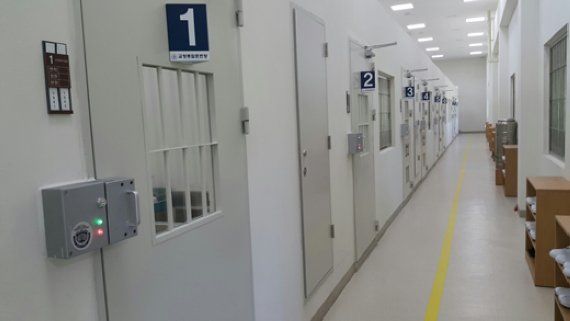 법무연수원 내 교정종합훈련장. 실제 교정시설이 복원돼 있는 곳으로, 지난 4~5월에는 신임 검사과정 교육을 받던 예비검사 64명이 이곳에서 하루 수용체험을 했다. 검사들은 모의로 실형을 선고받은 뒤 포승에 묶여 호송차량을 타고 수감됐다가 자정이 지나 풀려났다.