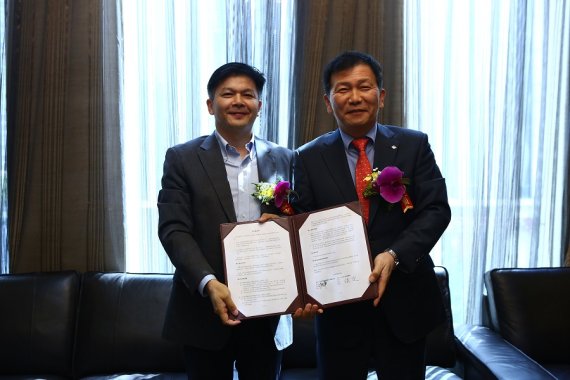 완다 시네마 마오준 정 대표와 CJ CGV 서정 대표(오른쪽)가 27일 중국 베이징 완다 CBD 극장에서 '스크린X' 확산을 위한 협약을 체결한 후 기념촬영을 하고 있다.