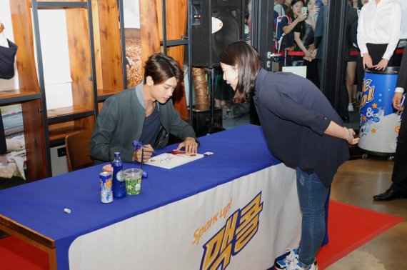 지난 27일 일화 '맥콜' 광고 모델인 제국의아이들' 출신의 가수 겸 배우 박형식이 팬사인회를 하고 있다.