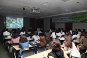 이대목동병원 로봇수술센터 국제 심포지엄에 참석한 참가자들이 산부인과 문혜성 교수가 시연하고 있는 싱글 사이트 로봇수술 시연을 생중계로 시청하고 있다.