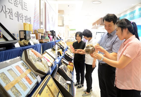 8월31일 부산 부전동 롯데백화점 부산본점 지하1층 식품관에서 고객들이 보다 저렴하게 구매할 수 있는 추석선물 사전예약판매 상품들을 살펴보고 있다.