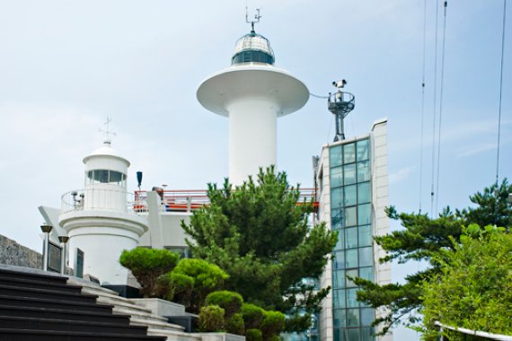 비가 와도 바람이 불어도, 등대는 그곳에 서있었네