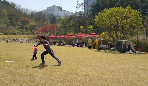 주말 맞은 삼성전자 인재개발원에 울려퍼진 '넬라 판타지아'