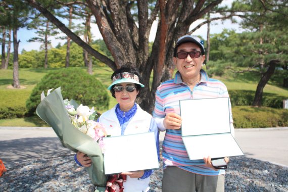 국내 70대 부부 같은날 같은홀서 홀인원..오크밸리CC, 김동웅회원부부가 주인공