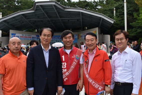 5일 부산 해운대에서 열린 부산 한반도통일산악회·한반도통일정책포럼 출범식에서 안경률 한반도통일산악회 중앙상임고문(오른쪽 두번째), 권오을 새누리당 인재영입위원장(오른쪽 네번째), 김성훈 전 국회의원 보좌관(오른쪽 첫번째) 등 주요 참석자가 기념촬영을 하고 있다.