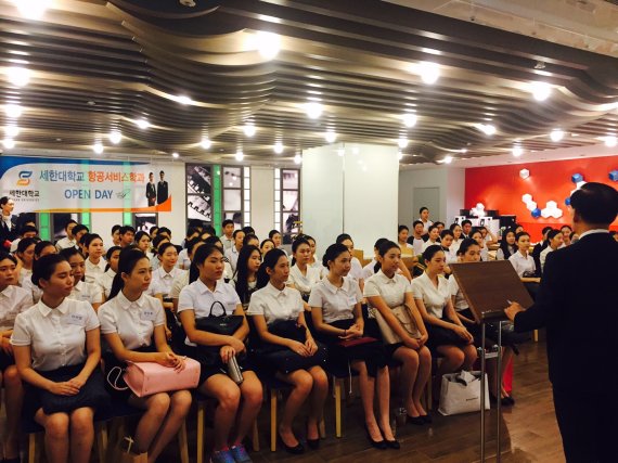 충남 당진 세한대학교 항공서비스학과는 5일 서울 앰버서더 이비스 스타일 명동 호텔에서 항공서비스학과 지원을 희망하는 학생들을 대상으로 2015년 'OPEN DAY(오픈 데이)'를 개최했다.