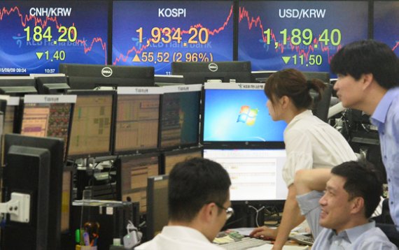 9일 코스피지수가 미국과 중국 훈풍에 힘입어 2.96%(55.52포인트)나 급등하며 1934.20으로 장을 마감했다. 중국 정부의 추가 증시 안정대책과 인민은행의 자금투입 호재 등으로 중국 증시와 뉴욕증시가 일제히 2% 넘게 상승한 영향이 컸다. 이날 오후 서울 을지로 KEB하나은행 딜링룸에서 직원들이 모니터를 바라보고 있다. 사진=김범석 기자