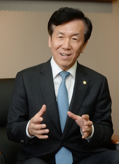 [법조계 굵직한 현안들 해법은] "전관예우는 전관비리.. 대법관 출신 변호사 개업 제한해야"