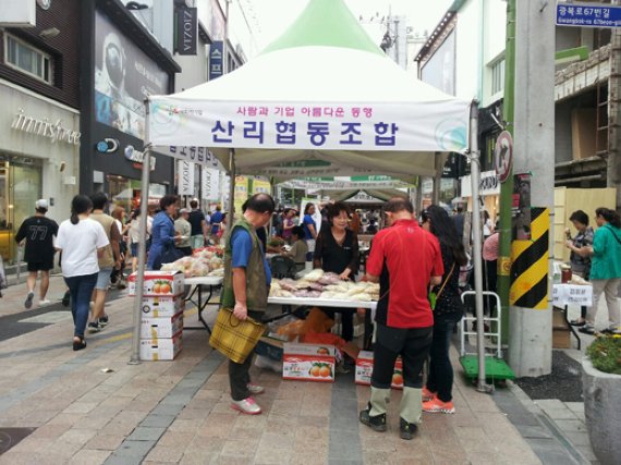 지난 7월 19일 광복로 일대에서 열린 '제2회 중구 사회적마을기업 장터'에서 산리협동조합이 직거래 장터를 개설, 시민들을 상대로 마을기업에 대한 설명과 함께 물품을 판매하고 있다.