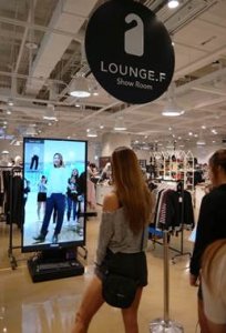 코엑스 내 프리미엄 라이프스타일 편집매장 '바인드(BIND)'에 설치된 에프엑스미러. 고객이 에프엑스미러를 이용, 피팅 체험을 하고 있다.