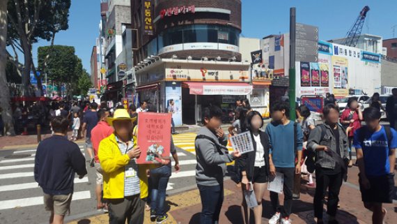 지난 13일 서울 지하철 4호선 혜화역 1번 출구 인근. 노란색 복장을 한 공연지킴이가 호객행위 근절을 위한 캠페인을 벌이는 중에도 인근에서는 판매원들이 공연티켓 판매를 위해 서 있다.