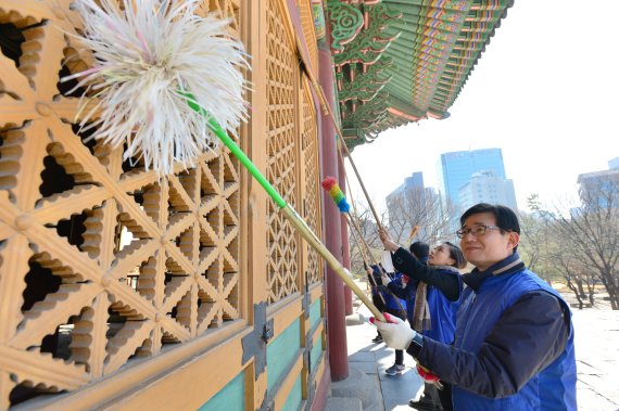 김봉영 삼성물산 리조트·건설부문 사장이 임직원들과 함께 덕수궁에서 청소를 하고 있다.