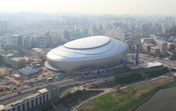 한국야구 역사상 최초 돔구장인 고척스카이돔(고척돔)이 다음달부터 시범운영에 들어간다. 서울 경인로에 위치한 고척돔 인근교통 문제가 우려되는 가운데 대중교통 활성화를 위한 공사가 진행되고 있다.