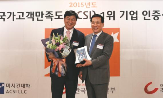 22일 서울 롯데호텔에서 열린 2015년 국가고객만족도(NCSI) 1위 기업 인증식에서 홍순직 한국생산성본부 회장과 최재호 무학 회장(왼쪽)이 기념사진을 찍고 있다.