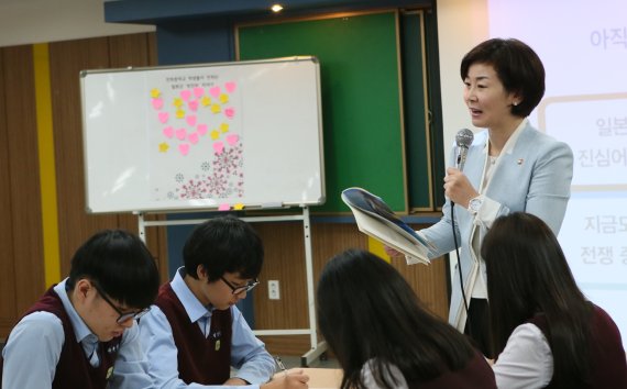 김희정 여성가족부장관이 22일 서울 서대문구 연희중학교에서 3학년 학급 학생들을 대상으로 '일본군 위안부 바로 알기' 보조교재를 활용해 시범 수업을 하고 있다. 사진=여성가족부 제공