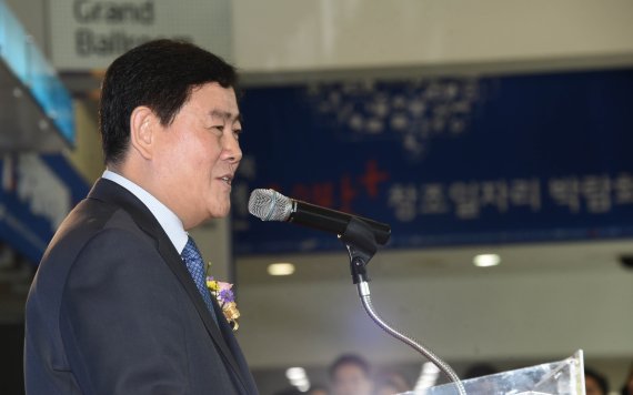 최경환 경제부총리 겸 기획재정부 장관이 23일 대구 엑스코에서 열린 '청년 20만+ 창조 일자리 박람회'에 참석해 축사를 하고 있다.