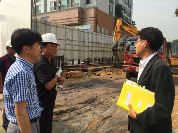 오피스텔 신축 현장을 방문한 행정자치부 조사담당관실 마정경 팀장(오른쪽)이 현장 인부에게 공사와 관련된 세부사항에 대해 묻고 있다.