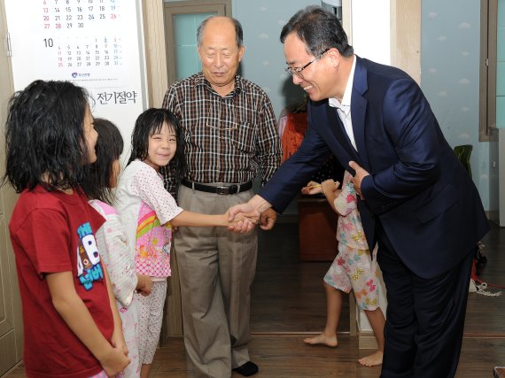 김석준 부산시교육감, 사회복지시설 찾아 격려금