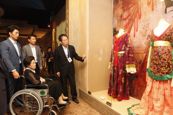 24일 김대중 전 대통령 영부인 이희호 여사(왼쪽 두번째)가 실크로드 경주 2015 한민족 문화관을 방문해 관계자로부터 설명을 듣고 있다.