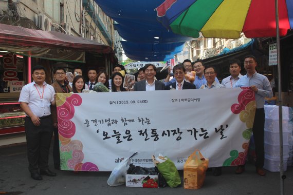 한국중견기업연합회 임직원들은 24일, 서울 마포 공덕시장을 방문해 지역 전통시장 활성화를 위한 거리 캠페인을 진행했다. 중견련 직원들이 전통시장 방문을 촉구하는 플래카드를 들고 기념촬영을 하고 있다.