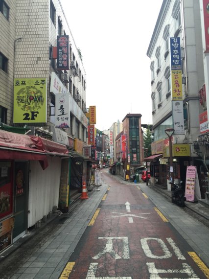 오는 2017년 사법시험 폐지를 앞두고 '신림동 고시촌'으로 알려진 서울 대학동 인근 상인들이 어려움을 겪고 있다. 1일 고시촌 상가 밀집지역이 손님이 없어 한산한 모습이다.