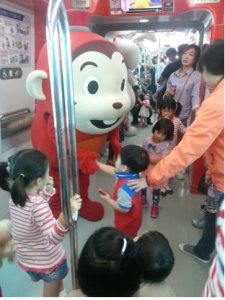 부산~김해 경전철이 운행하는 코코몽 열차에 탑승한 어린이들이 코코몽 캐릭터와 함께 즐거운 시간을 보내고 있다.